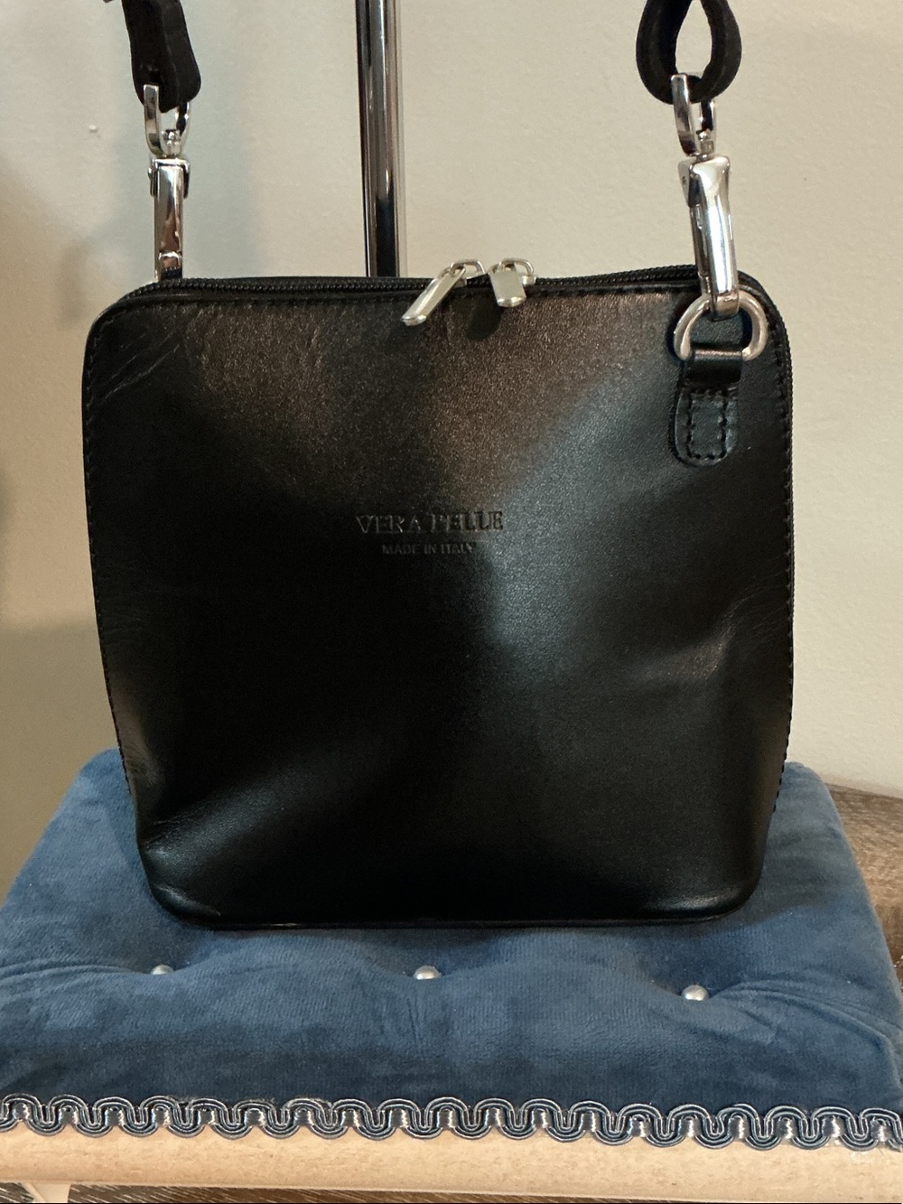 Vera Pelle Black Leather Crossbody Shoulder Bag Silver Hardware EUC 7x6.5x3.25 - Picture 1 of 8